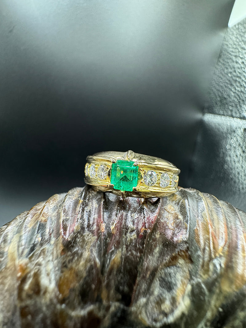 Leuchtender Ring in 18 Karat Gelbgold mit feinen Smaragd und Brillanten