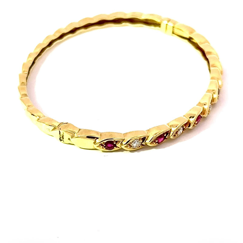 Zeitloser Armreif in 14 Karat Gelbgold mit Rubinen und Brillanten