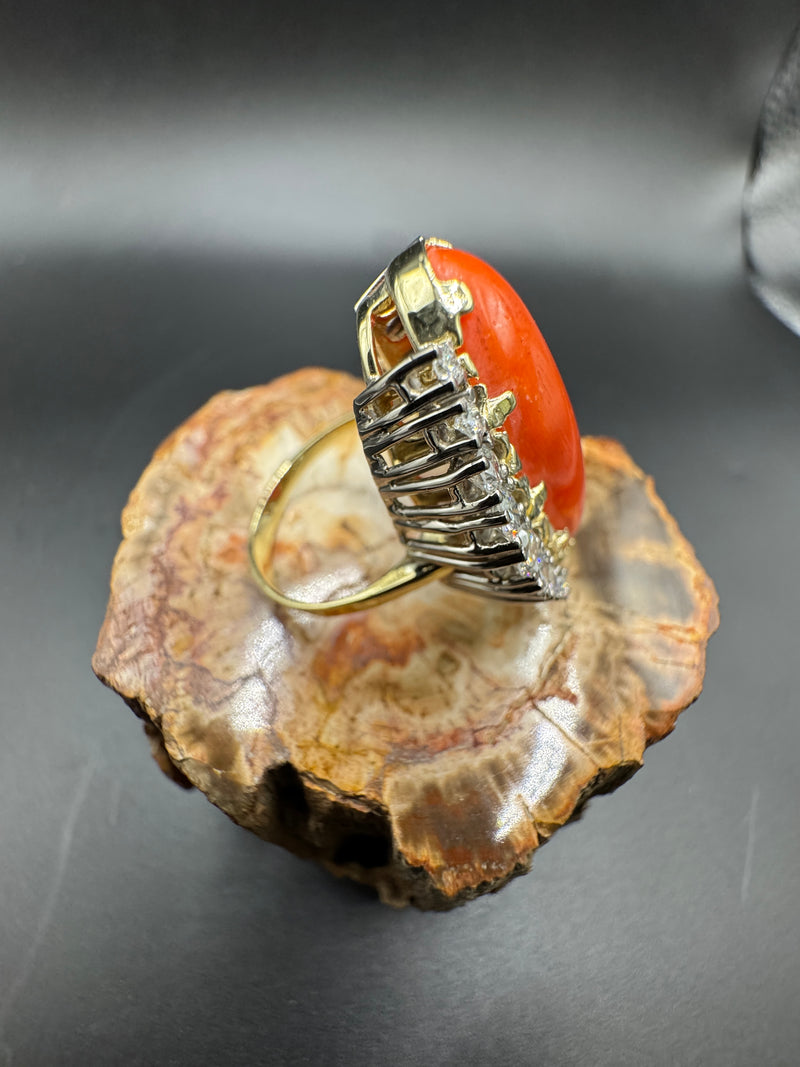 Ausgefallener Cocktailring in 14 Karat Gelb- und Weißgold mit feuerroter Koralle und Brillanten