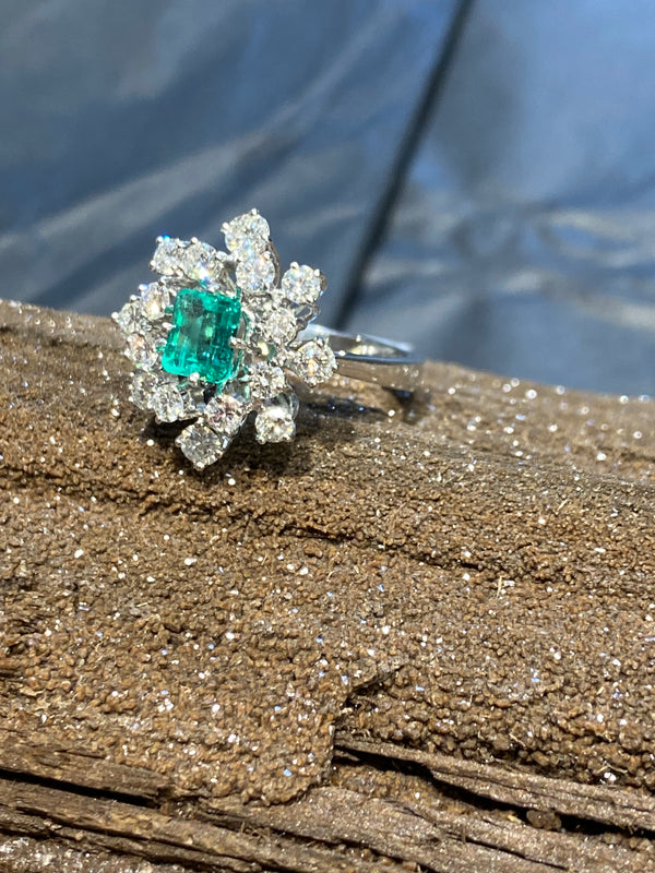 Luxurious cocktail ring in 14 carat white gold with very fine emerald and brilliant-cut diamonds