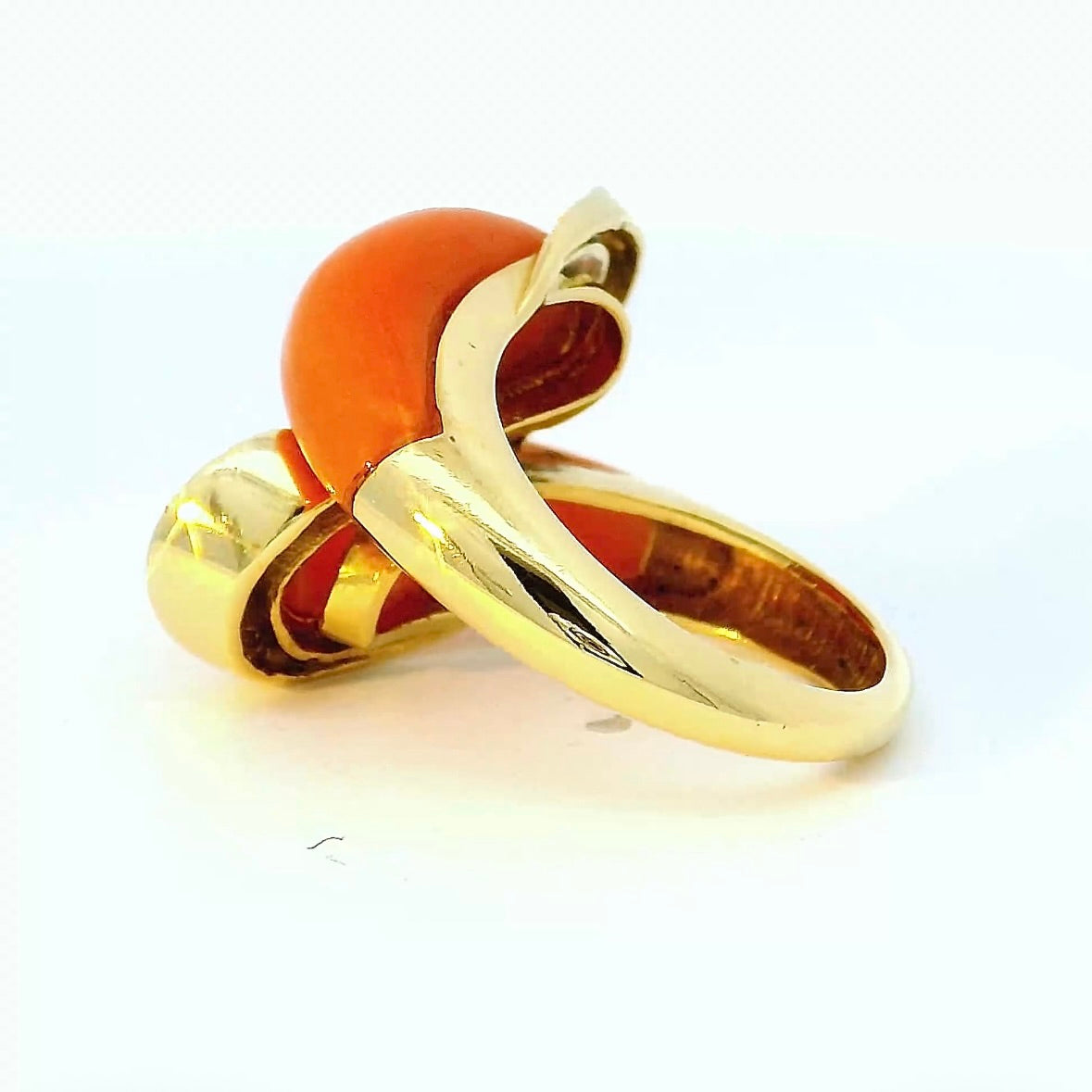 Eleganter Ring in 18 Karat Gelbgold mit Engelshautkoralle & Diamanten