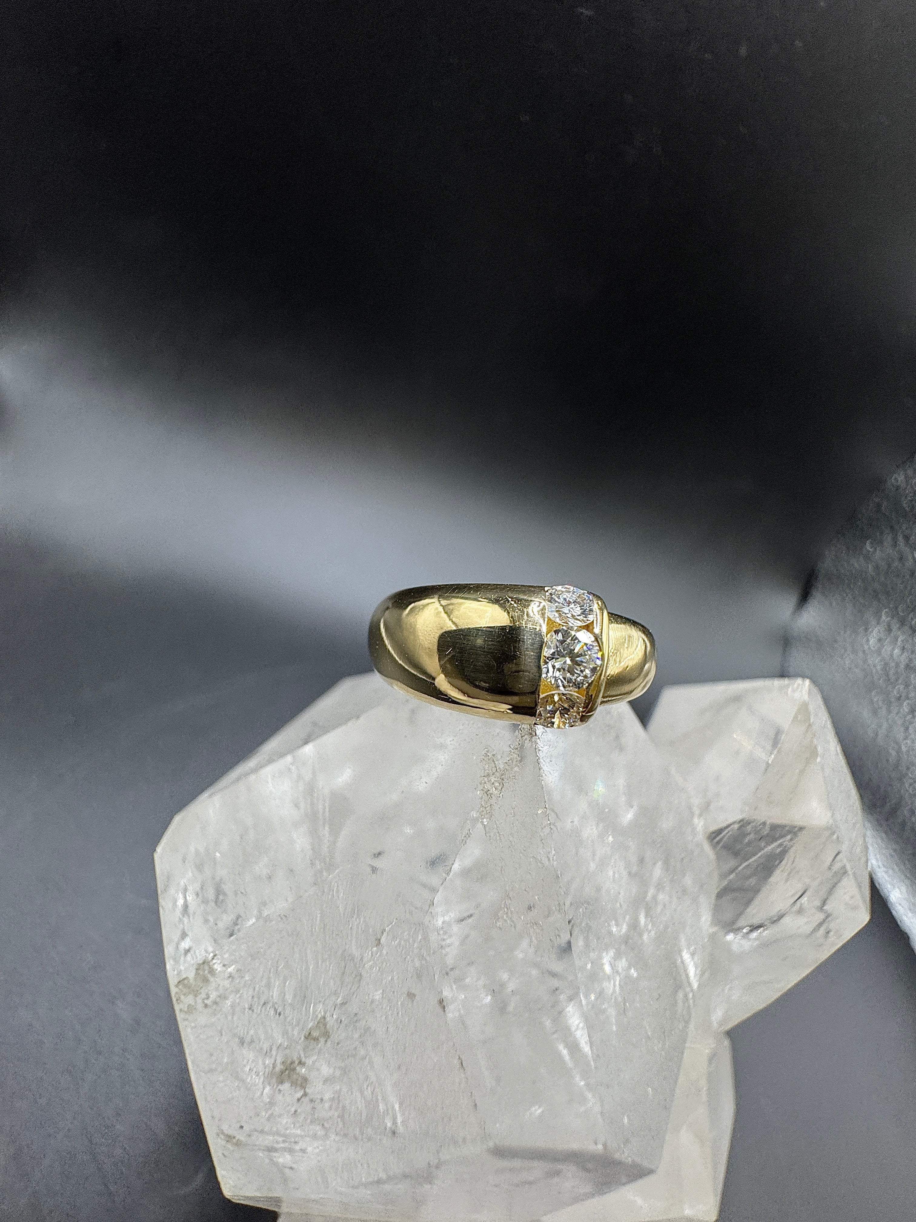 Handgefertigter Ring von Jaufmann in 18 Karat Gold mit Brillanten