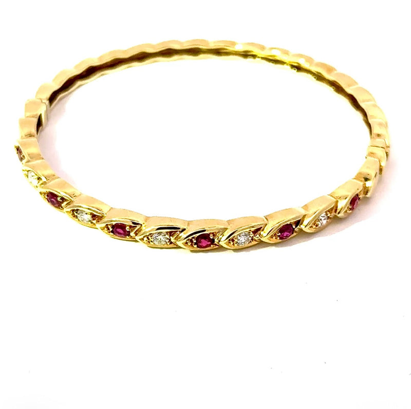 Zeitloser Armreif in 14 Karat Gelbgold mit Rubinen und Brillanten