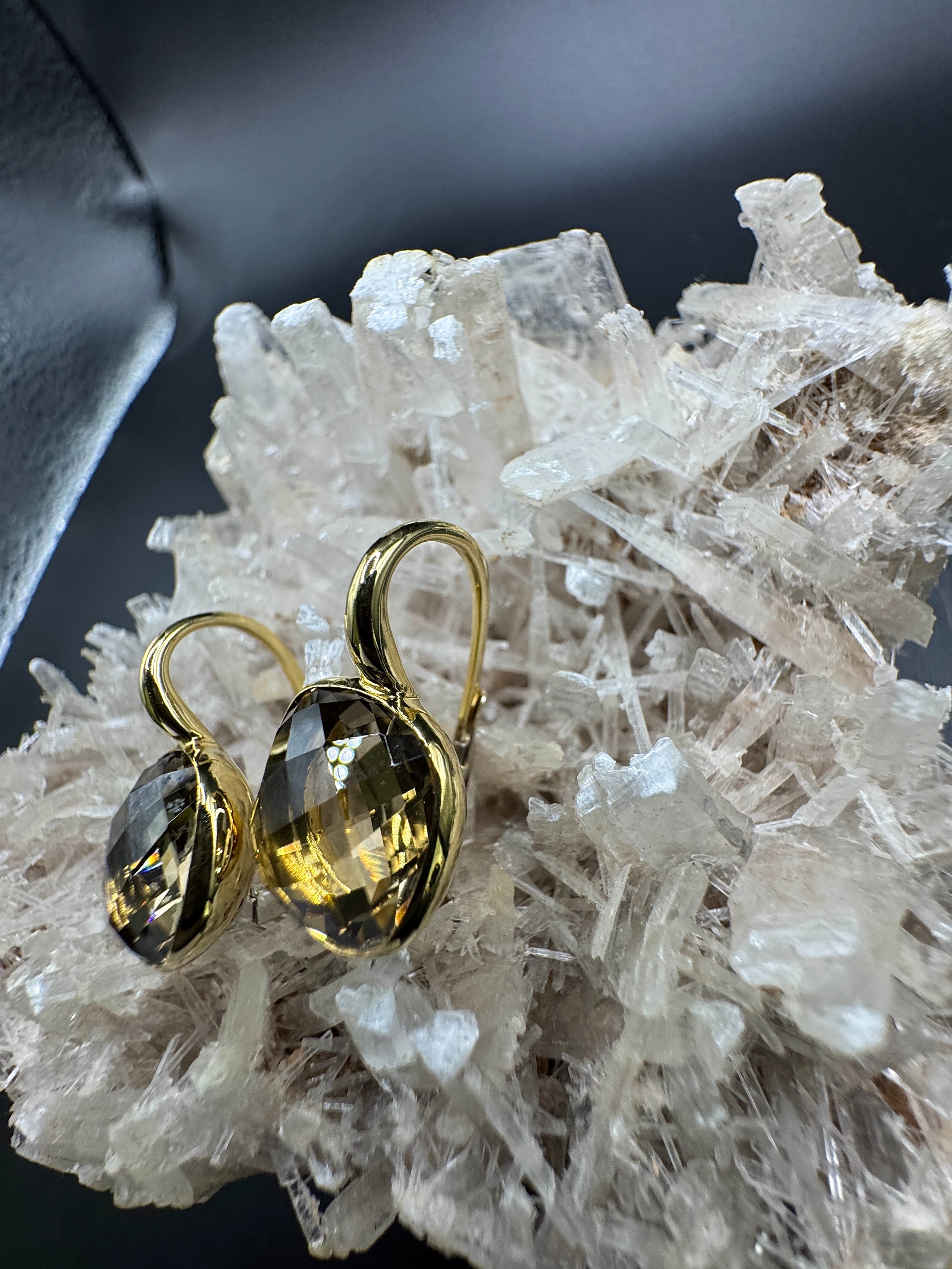 Elegante Kreolen in 18 Karat Gelbgold mit lebhaften Rauchquarzen