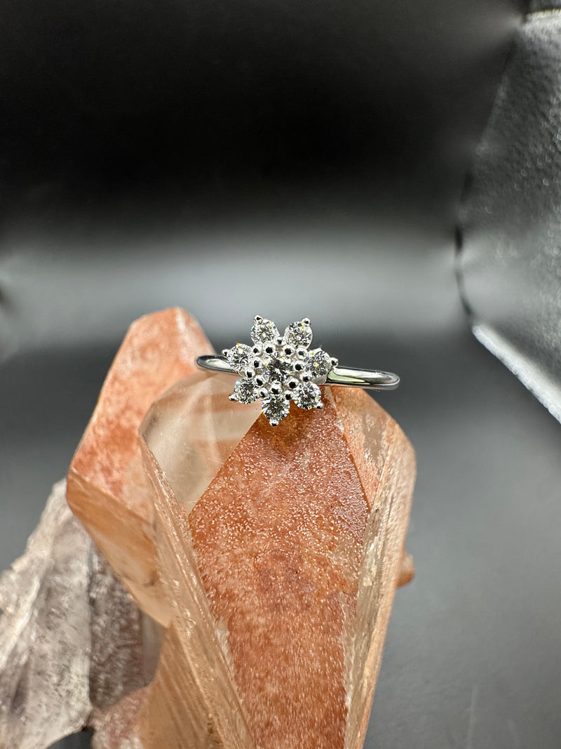 Zeitloser Moncara Ring in 14 Karat Weißgold mit feinen Brillanten