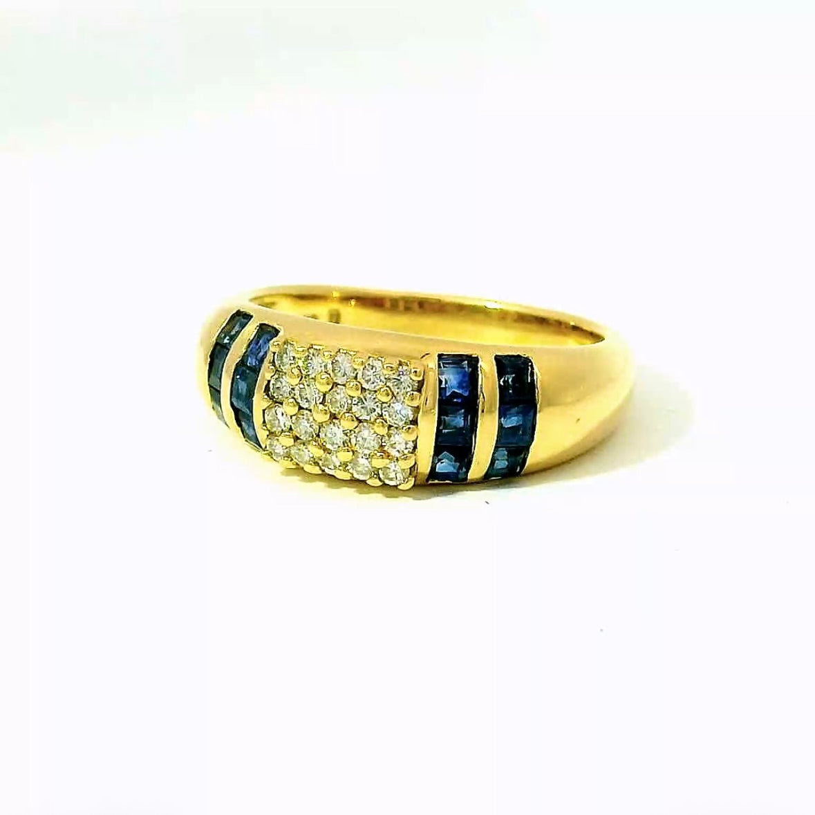 Edler Ring in 18 Karat Gelbgold mit feinen Brillanten & Saphiren