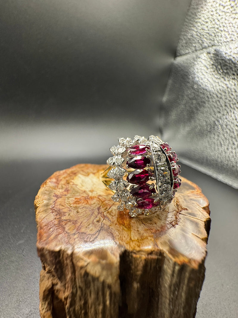 Ausgefallener Cocktailring in 18 Karat Gold mit Rubinen und Brillanten