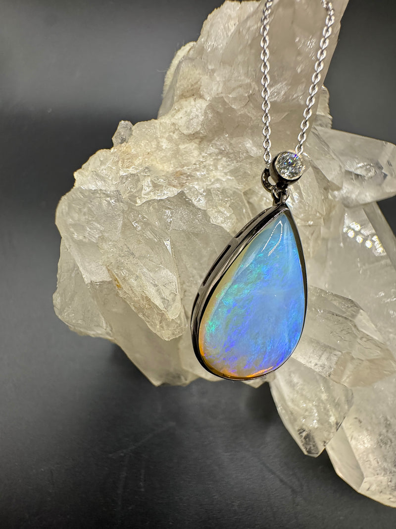 Australischer Opal Anhänger in 14 Karat Schwarzgold mit feinen Brillant