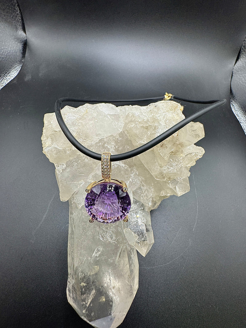 Moderner Anhänger in 14 Karat Gelbgold mit feinen Amethyst & Brillanten