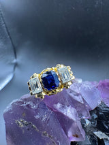 Handgefertigter Ring in 18 Karat Gelbgold mit blauem Saphir & Diamant-Baguettes