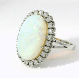 Hochfeiner Cocktailring in 18 Karat Weißgold mit austral. Opal & Brillanten