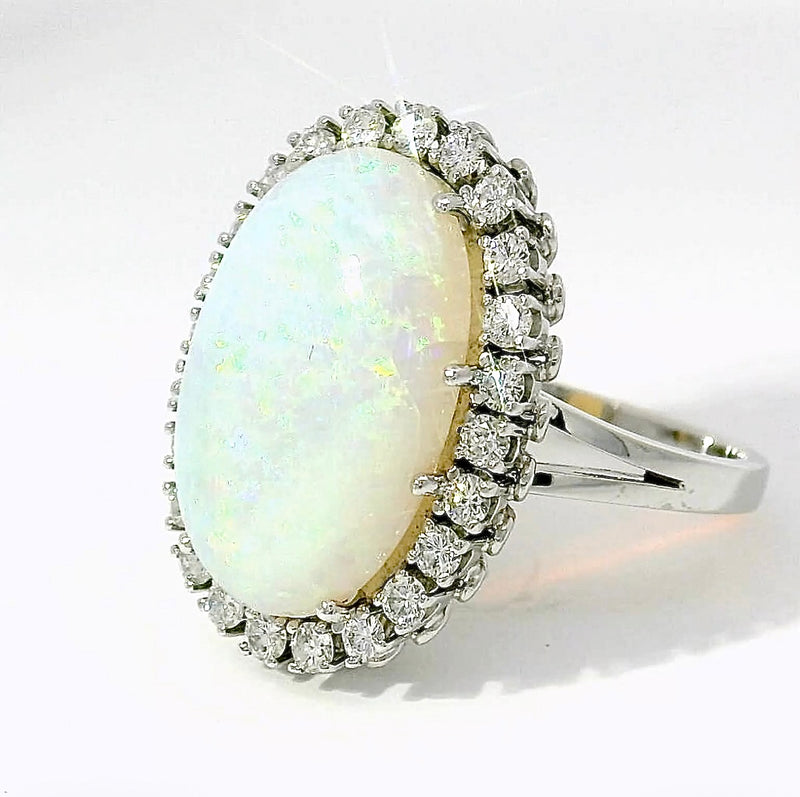 Hochfeiner Cocktailring in 18 Karat Weißgold mit austral. Opal & Brillanten