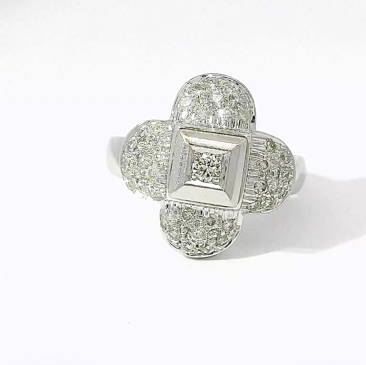 Eleganter Ring in 14 Karat Weißgold mit Brillanten