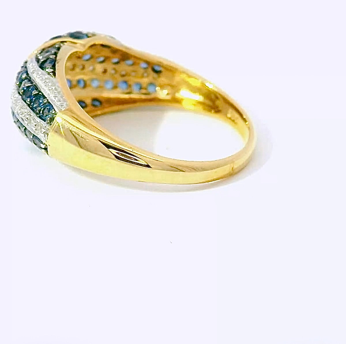 Wirkungsvoller Ring in 14 Karat Gelbgold mit Saphiren & Diamanten