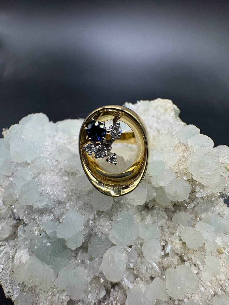 Handgefertigter Ring in 18 Karat Gelbgold mit Brillanten & Saphir | Ringe - Schmuck Schroll