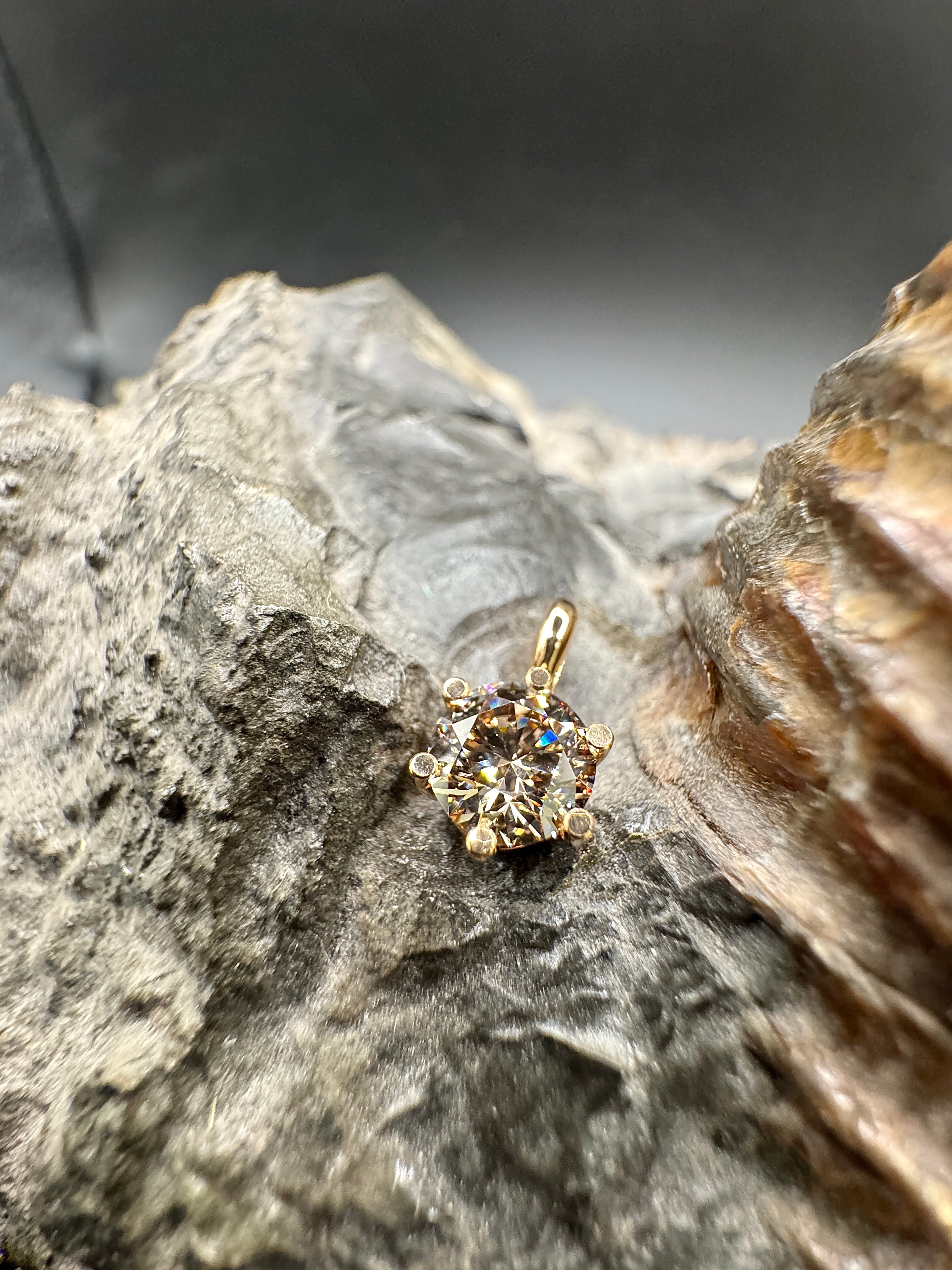 Modern Solitaire Pendant in 18K Rose Gold with Large Brilliant-cut Diamond