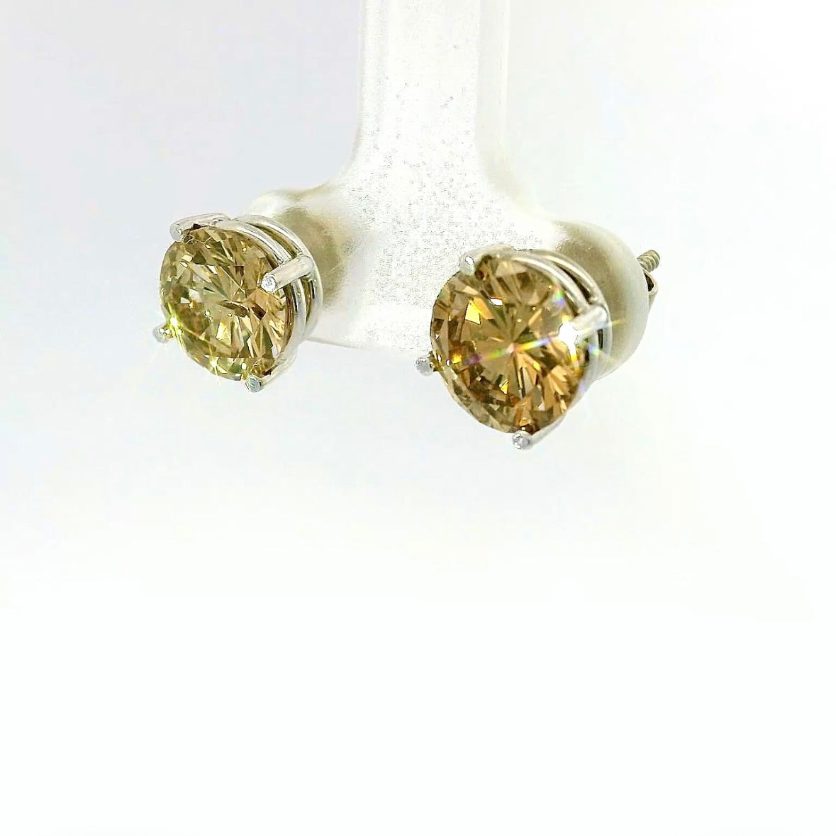 Riesige Brillantstecker in 18 Karat Weißgold mit fancy Brillanten