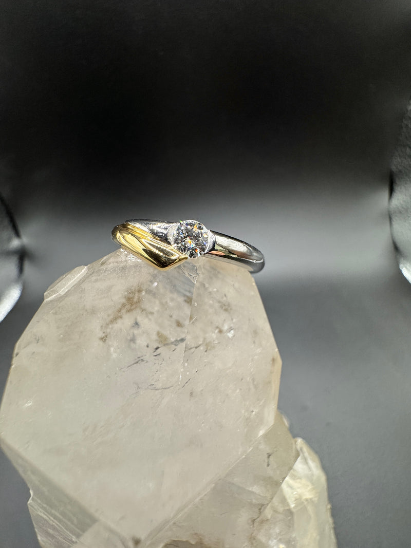 Noble bicolor ring made of 18 carat yellow gold and 950 platinum with very fine diamonds - handmade