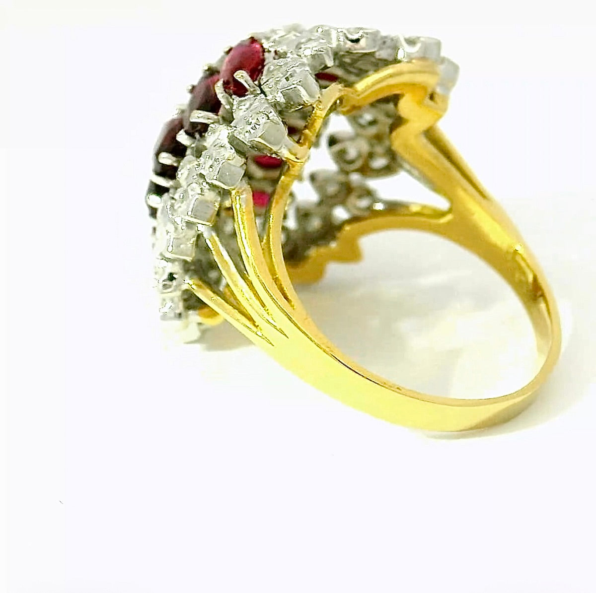 Extravagant cocktail ring in 18 karat gold with rubies and brilliant-cut diamonds