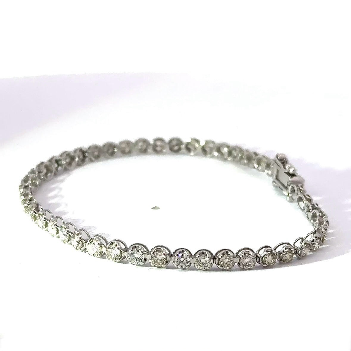 Modernes Tennisarmband in 900er Platin mit Brillanten & Achtersicherungen