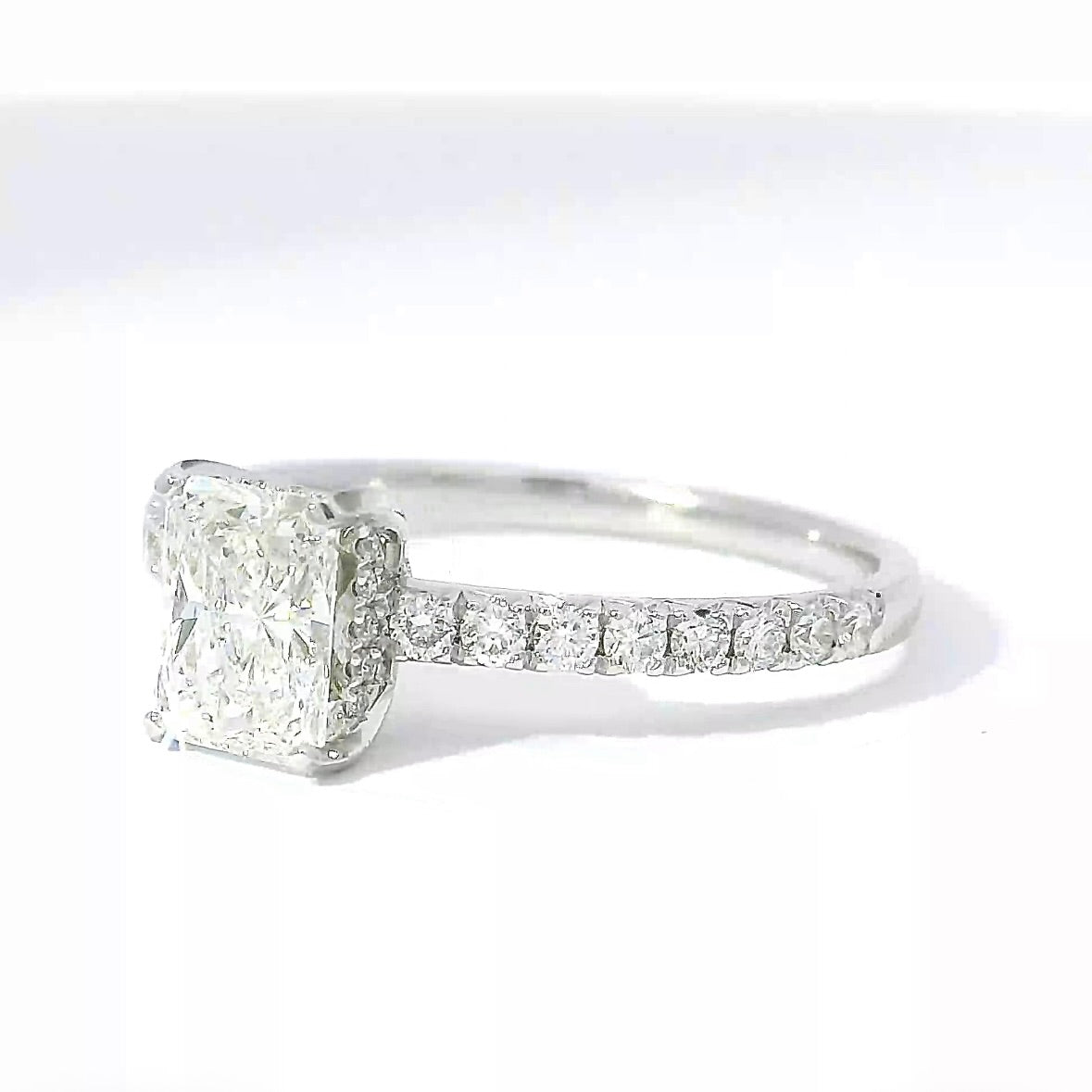 Elegant Solitaire Ring in 18 Karat White Gold with Radiant Brilliant & Pavé Setting