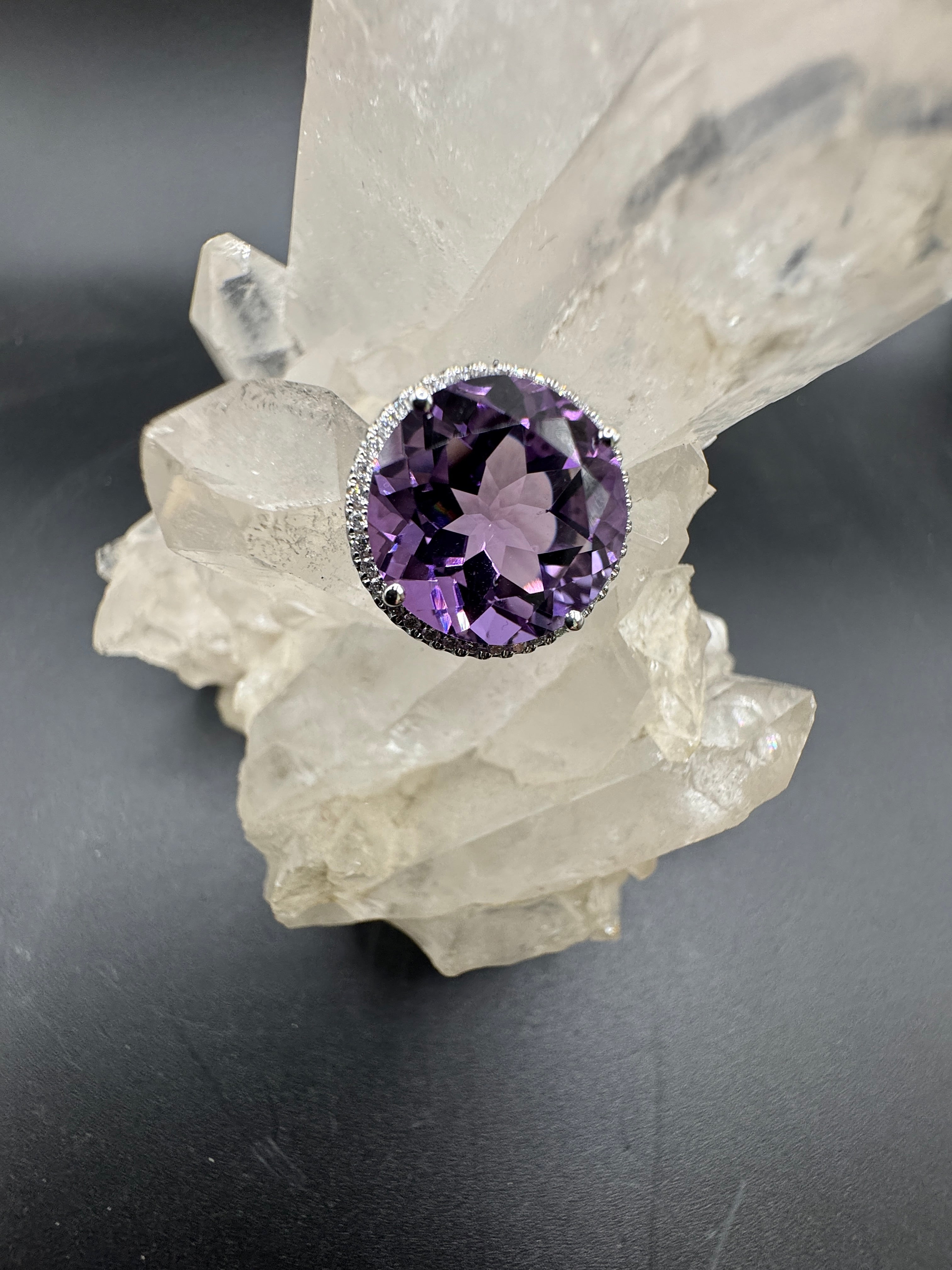 Pendant in 18k white gold with amethyst and brilliant-cut diamonds