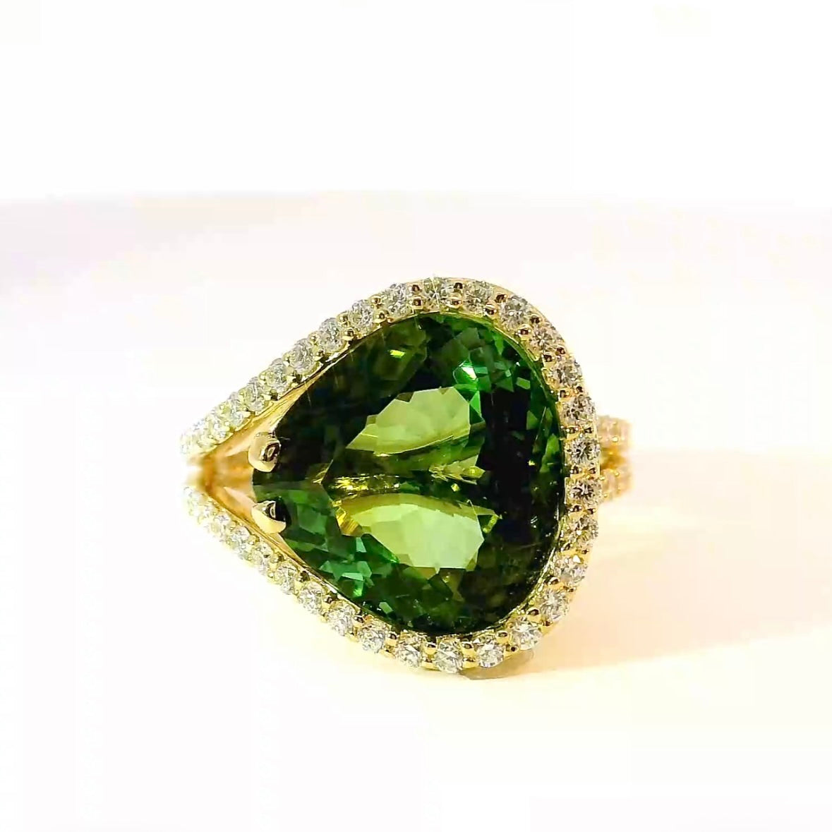 Edler Ring in 14 Karat Gelbgold mit hochfeinem Lagoon-Turmalin & Brillanten