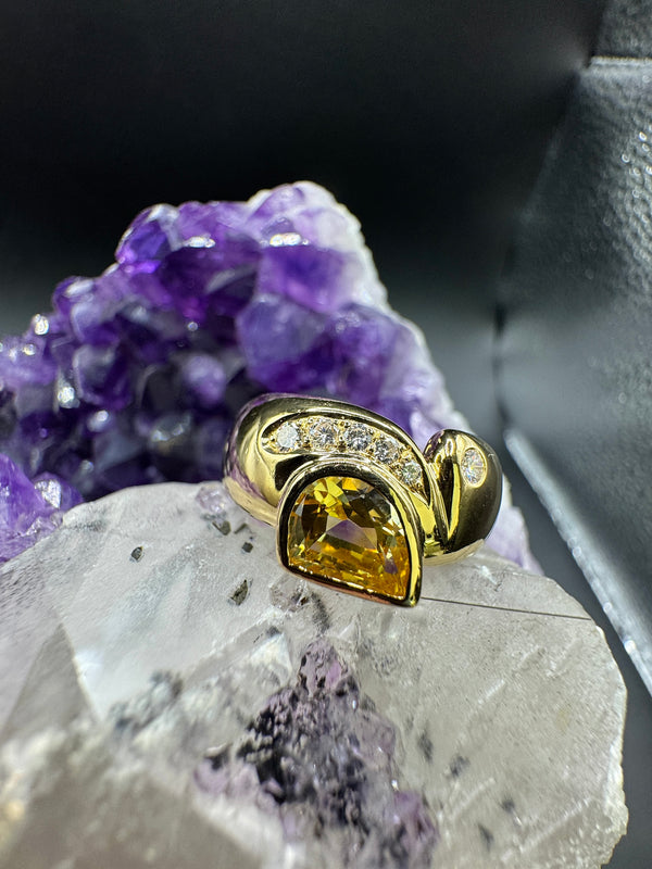 Handgefertigter Ring in 18 Karat Gelbgold mit gelbem Saphir und Brillanten