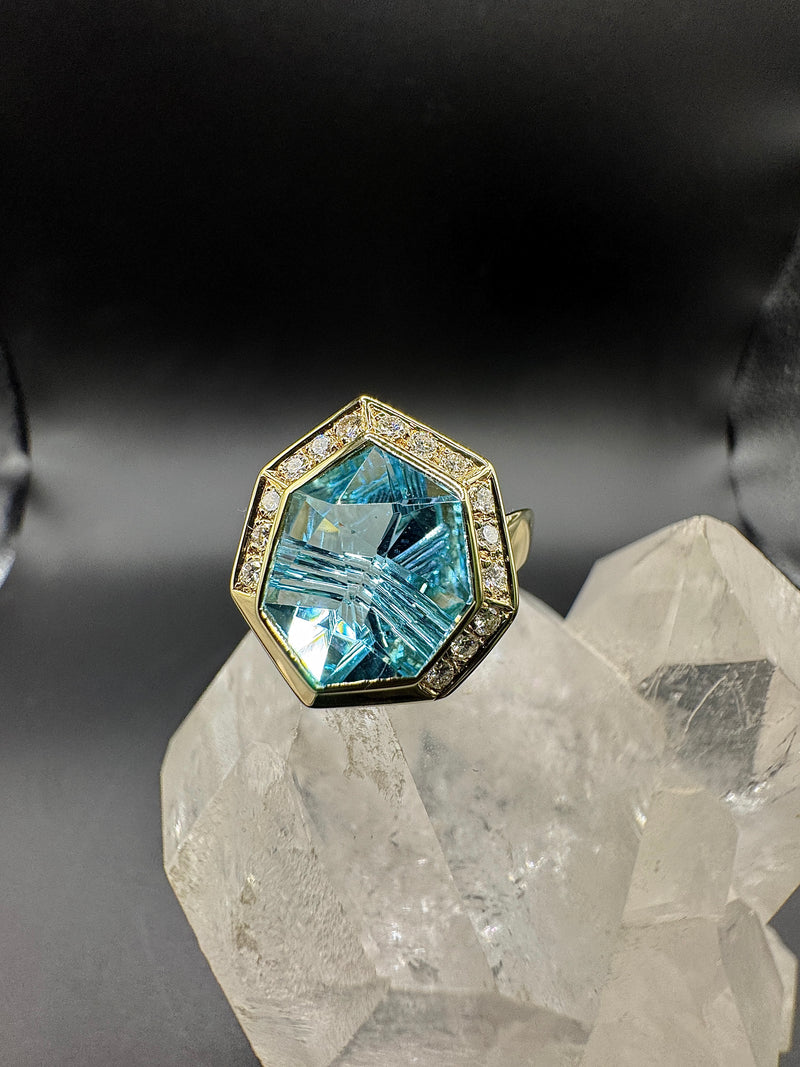 Ausgefallener Ring in 14 Karat Gelbgold mit leuchtendem Topas & Brillanten