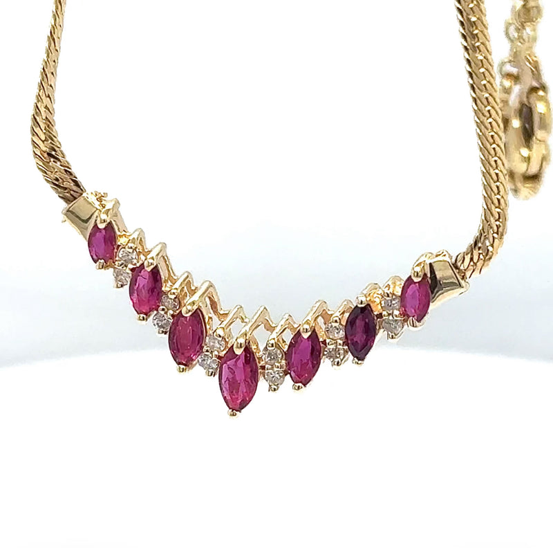 Stilvolles Rubin-Collier in 14 Karat Gelbgold mit Brillanten