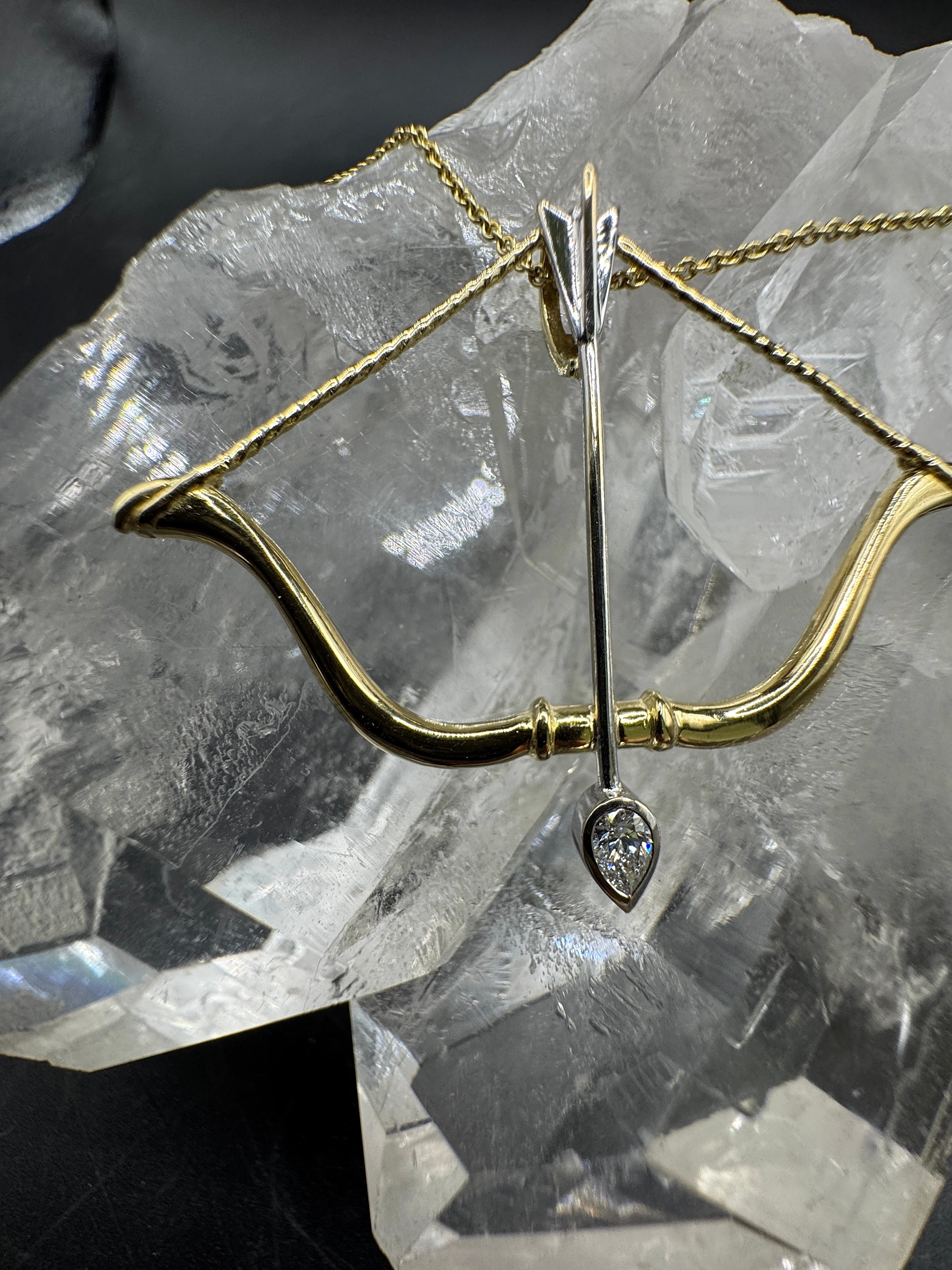 Amore Pfeil und Bogen in 14 Karat Gelbgold mit hochfeinen Brillant-Tropfen