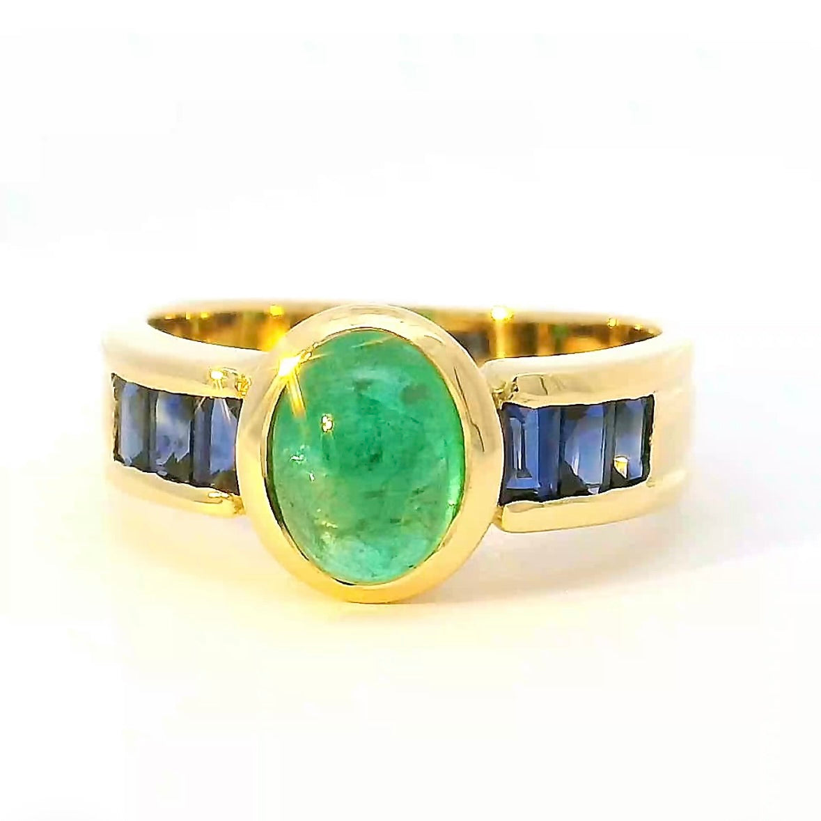 Edler Ring in 18 Karat Gelbgold mit Smaragd & Saphiren