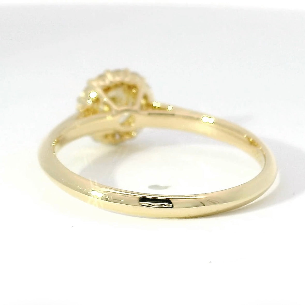 Moderner Ring in 14 Karat Gelbgold mit leuchtendem Brillanten