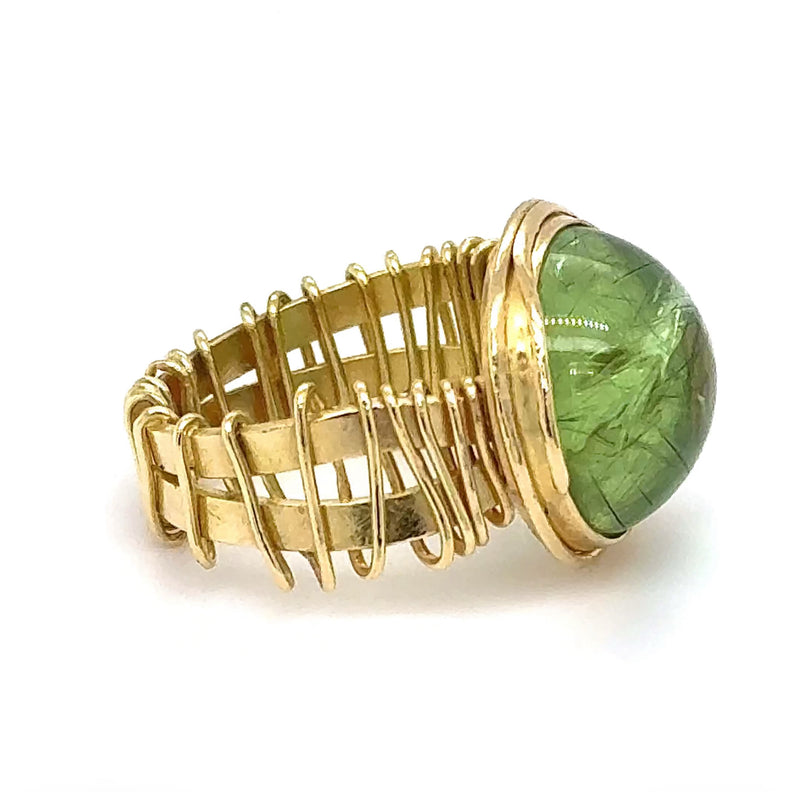 Ausgefallene Handarbeit in 18 Karat Gelbgold mit großem Peridot