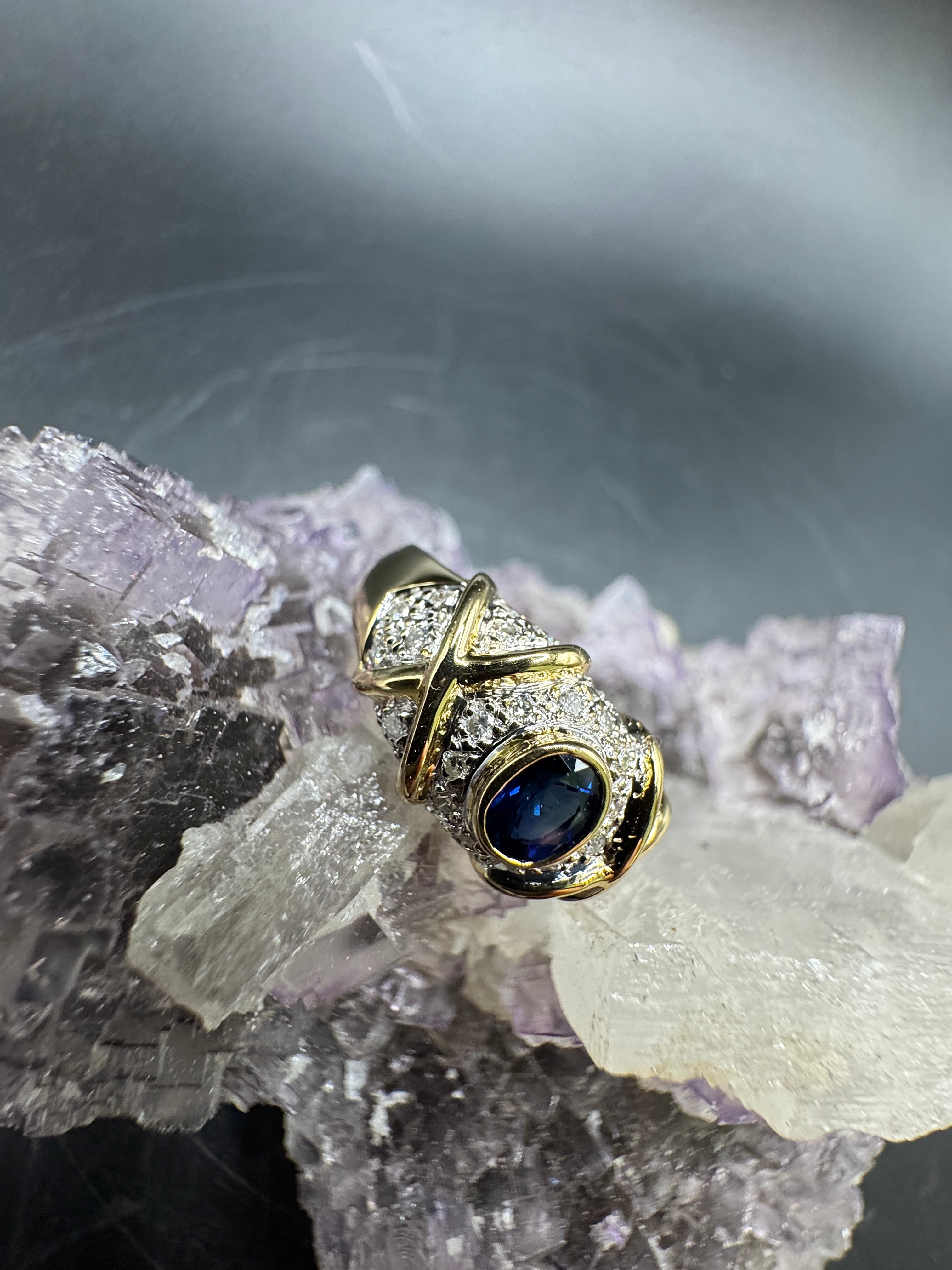 Ausgefallener Bicolor Ring in 18 Karat Gold mit Brillanten & Saphir