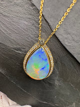Handgefertigter Anhänger in 14 Karat Gelbgold mit äthiopischem Opal und Brillanten