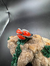 Edler Ring in 18 Karat Weißgold mit leuchtender Koralle & Brillanten