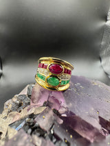 Dominanter Ring in 18 Karat Gelbgold mit Rubinen, Smaragden & Brillanten