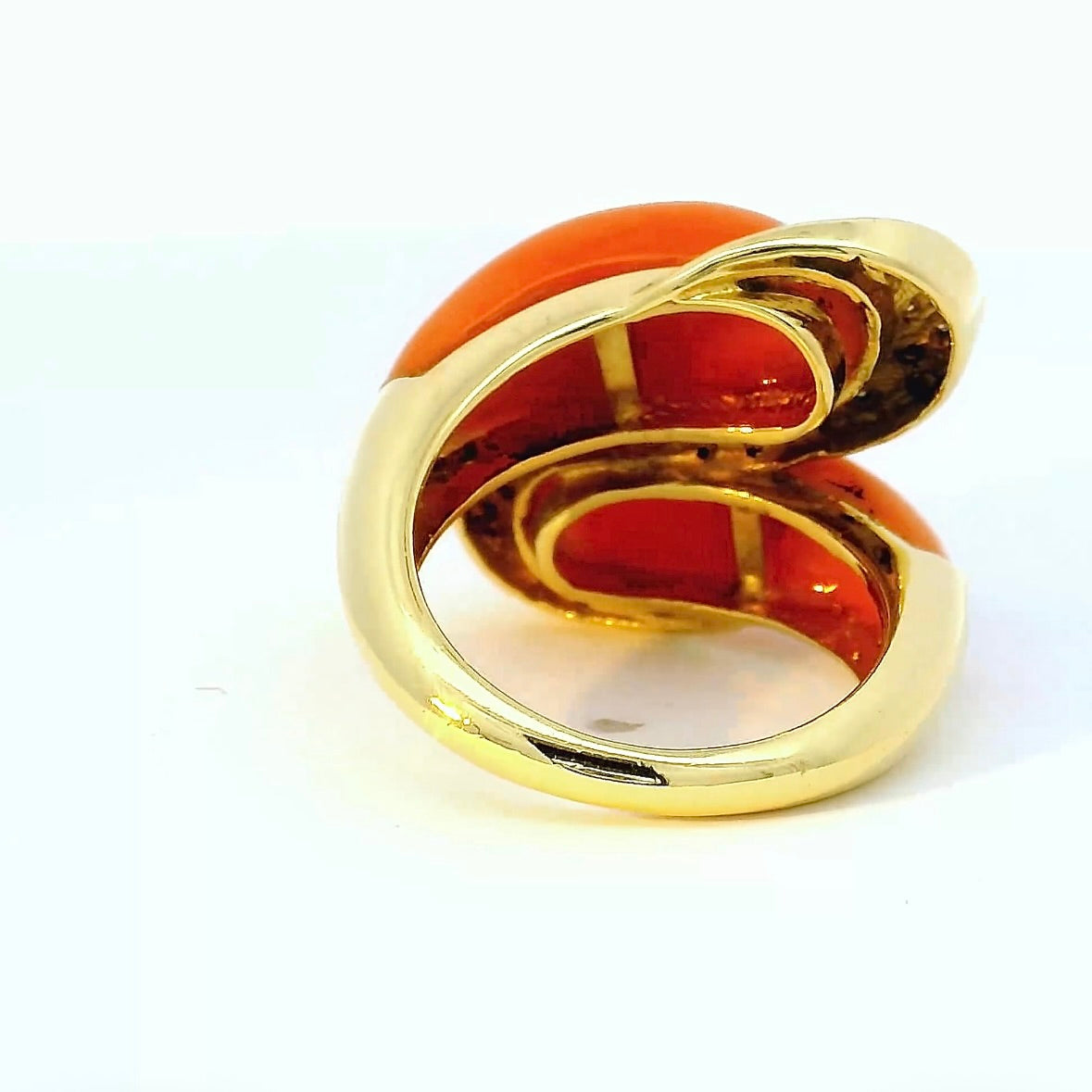 Eleganter Ring in 18 Karat Gelbgold mit Engelshautkoralle & Diamanten