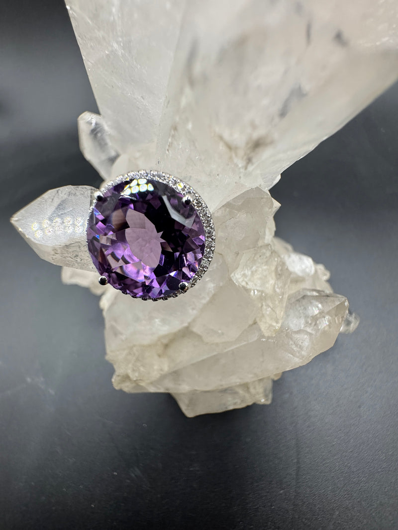 Hanger in 18 karaat witgoud met amethist en diamanten