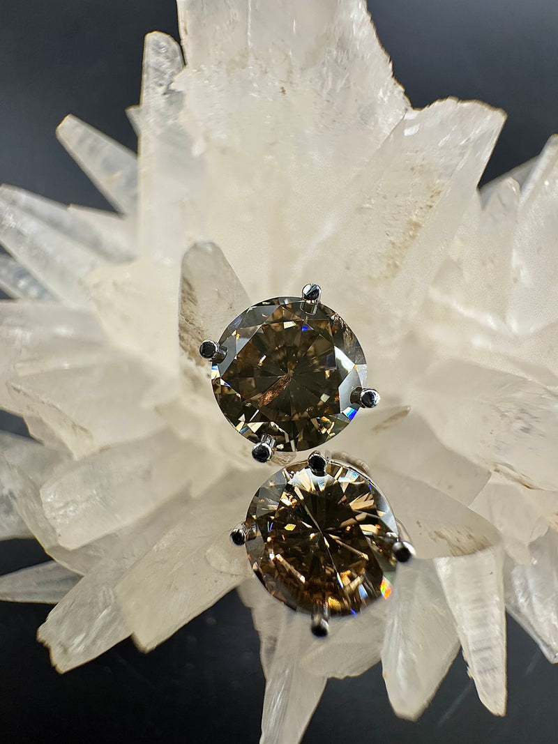 Riesige Brillantstecker in 18 Karat Weißgold mit fancy Brillanten