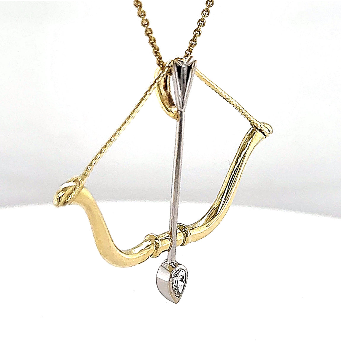 Amore Pfeil und Bogen in 14 Karat Gelbgold mit hochfeinen Brillant-Tropfen