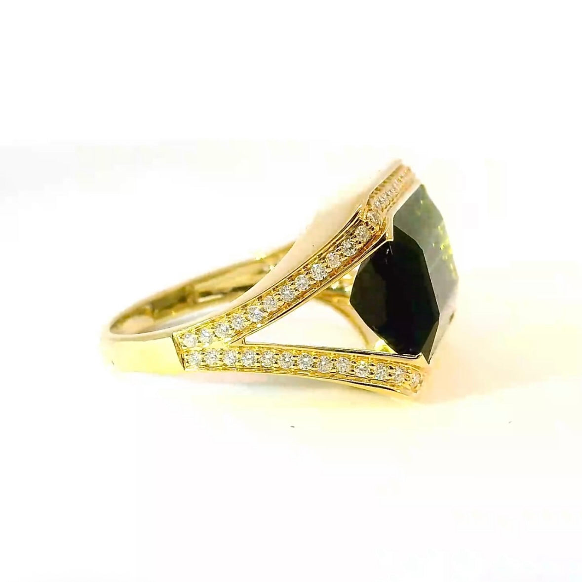 Beeindruckender Ring in 14 Karat Gelbgold mit großem Turmalin & feinen Brillanten