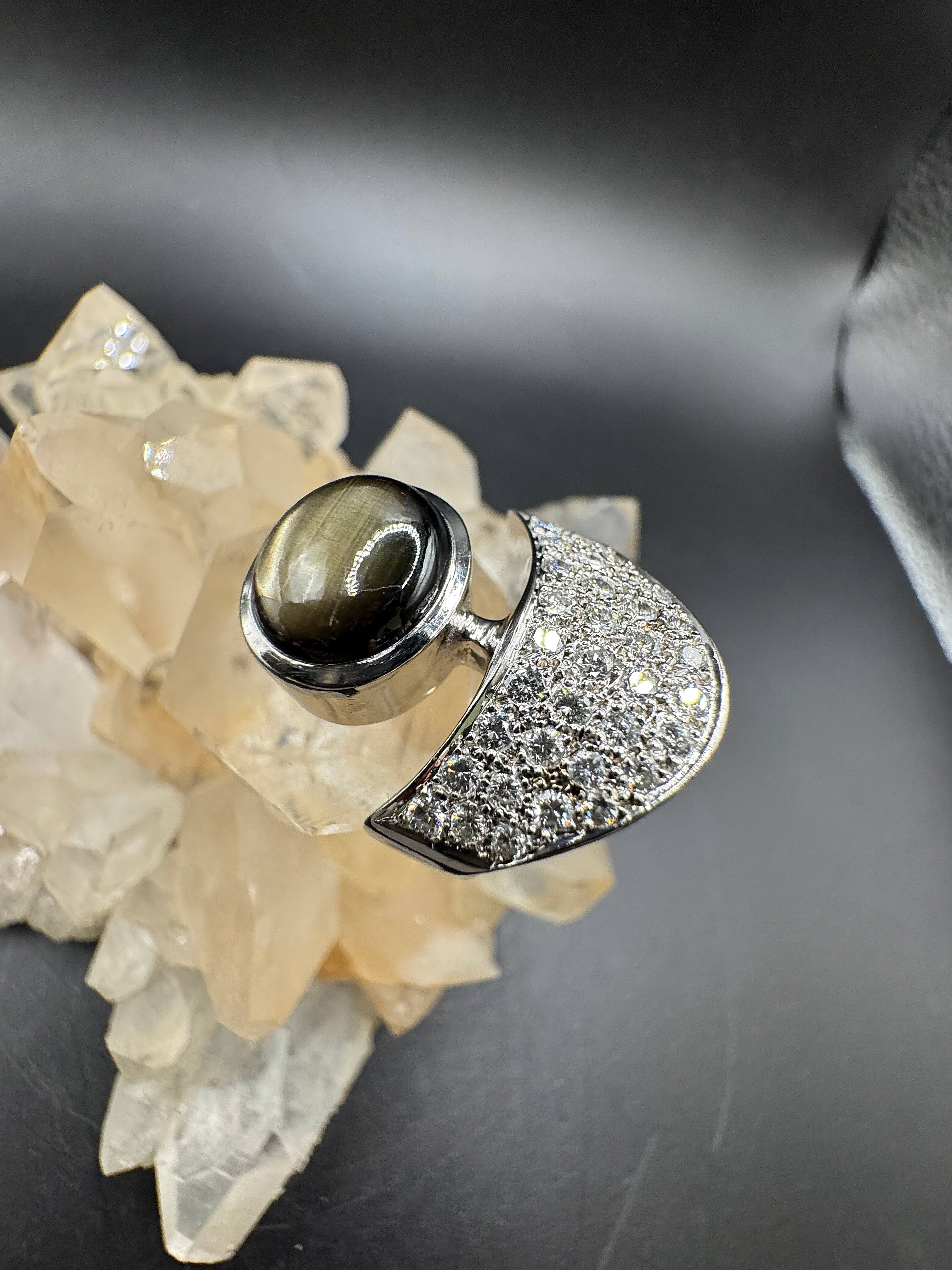 Handgemaakte witgouden ring van 18 karaat met briljant geslepen diamanten &amp; maansteen