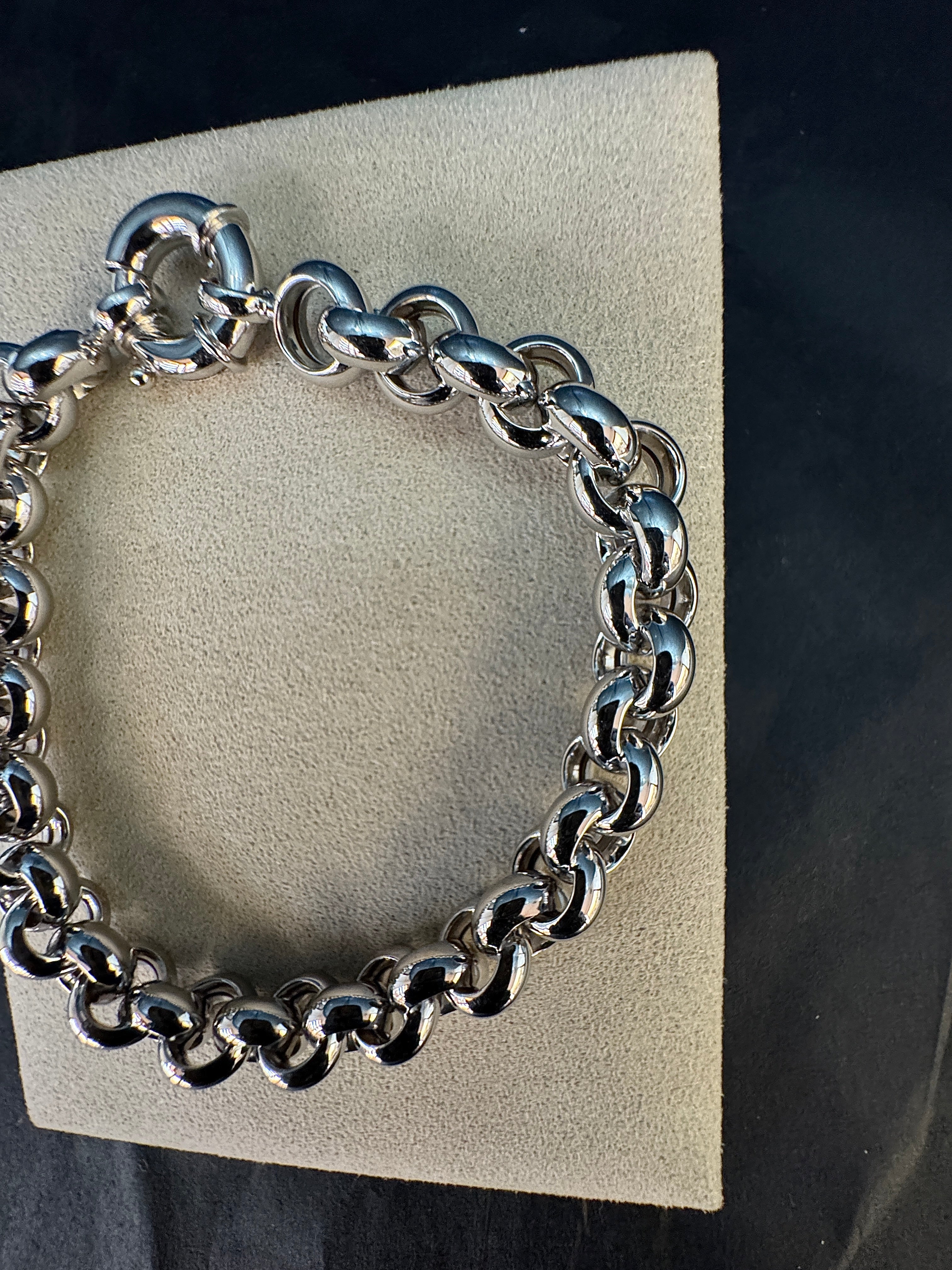 Modern curb chain bracelet in 14 karat white gold with large spring ring clasp