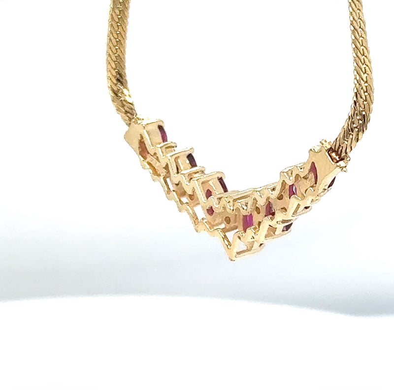 Stilvolles Rubin-Collier in 14 Karat Gelbgold mit Brillanten
