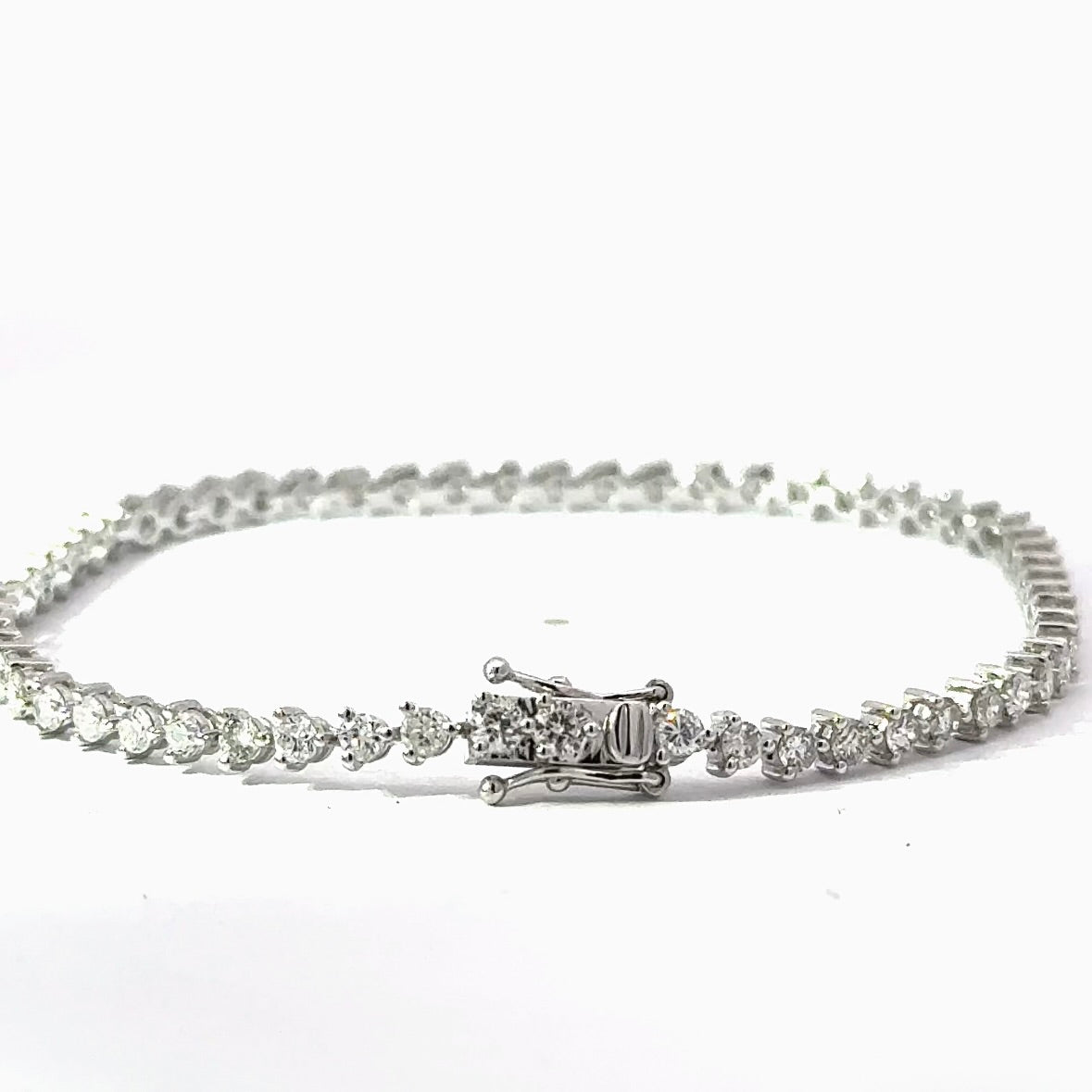Modernes und zeitloses Tennisarmband in 900er Platin mit Brillanten