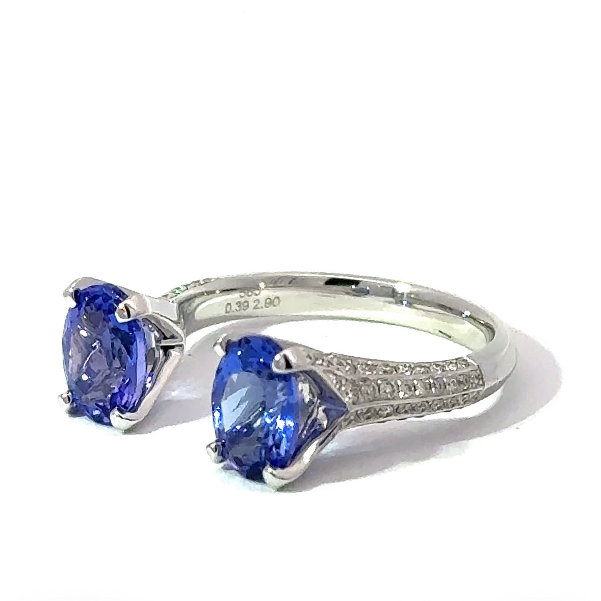 Ausgefallener Ring in 14 Karat Weißgold mit Tansaniten & Brillanten