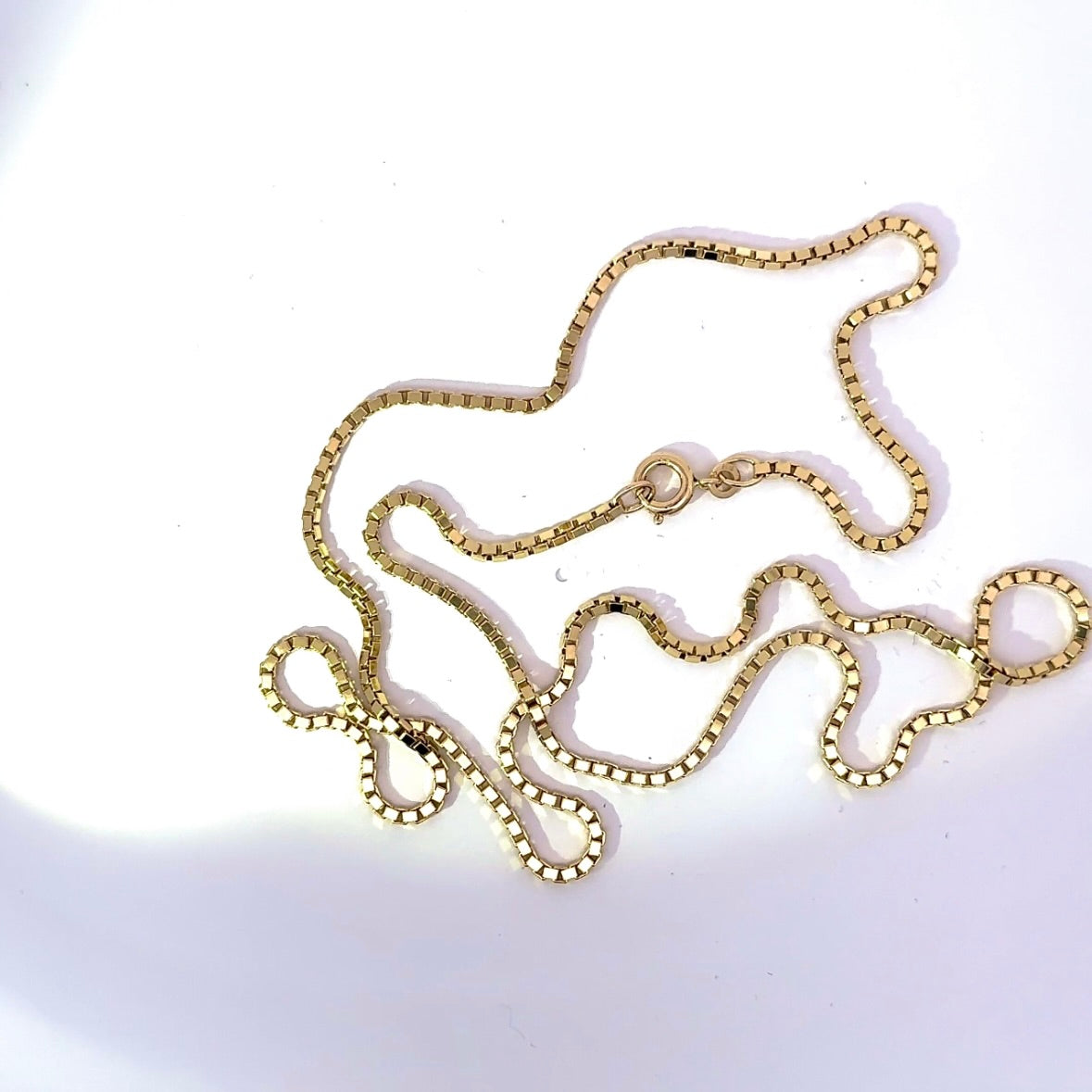 Luminous Venetian chain in 8 karat yellow gold with a spring ring clasp