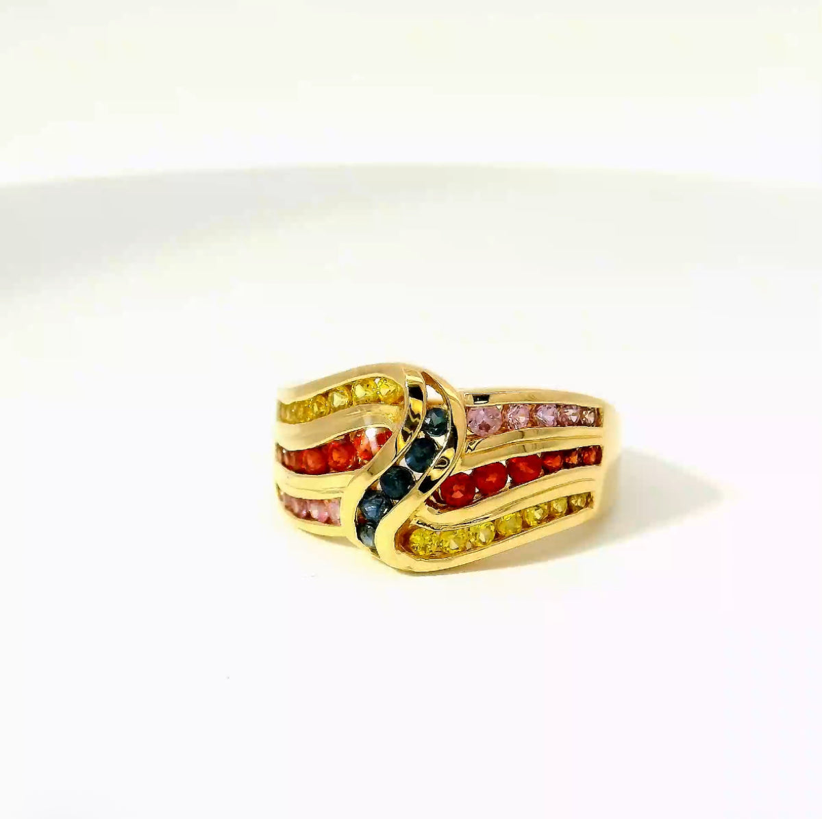 Farbenfroher Ring in 14 Karat Gelbgoldmit Farbsteinen im Wellen-Design
